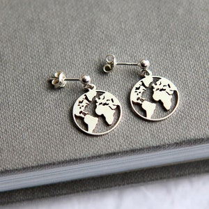 Puces d'oreilles globe en or, puces d'oreilles petite carte, boucles d'oreilles du monde en argent sterling, puces d'oreilles Terre, puces d'oreilles en or délicates, boucles d'oreilles minimales simples