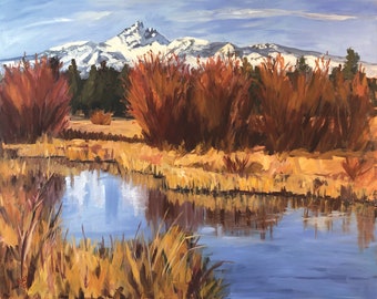 Puede incluir: Una pintura de una cordillera con picos cubiertos de nieve que se reflejan en un estanque tranquilo. En primer plano, altas hierbas marrones y algunos arbustos marrón rojizo.