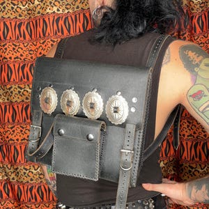 HANDGEMACHTE Echtleder Punk Geldbörse / Mini-Rucksack mit Front Mini Pouch und Rusted Out Conchos