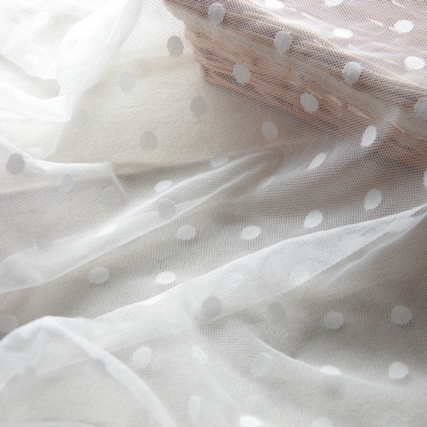 1 mètre de tissu de dentelle en tulle ivoire avec broderie à pois