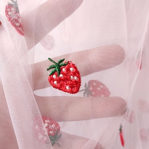 Spitzenstoff Erdbeere Muster Hellrosa Tüll Bestickt Biseitige Bogenkante Hochzeitsstoff Babykleid Spitze 51 "breite Hohe Qualität