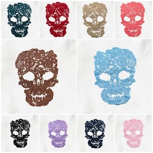 Könnte beinhalten: Eine Auswahl an Spitzen-Schädel-Designs in verschiedenen Farben, darunter Türkis, Rot, Beige, Koralle, Braun, Blau, Schwarz, Lila und Rosa. Jeder Schädel ist mit einem filigranen Spitzenmuster versehen, ideal für Halloween oder Gothic-Projekte.