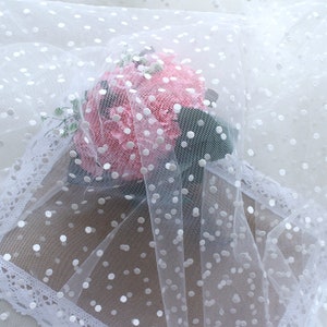 Spetstyg Rent Vitt Elfenben Svarta Prickar Flockande Brudspetstyg Bröllopstyg Pannbandstyg 52,9" bredd 1 yard