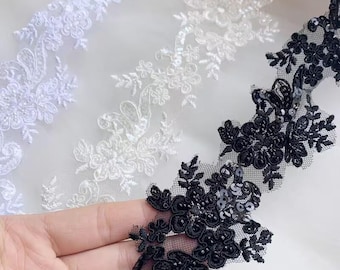 Pizzo con ricami floreali in perle e paillettes per velo da sposa