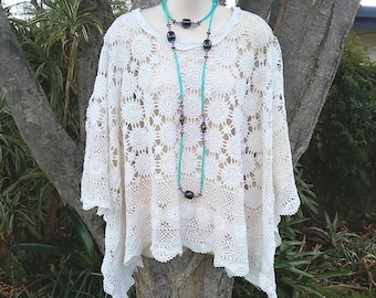 Poncho all'uncinetto bianco, abbigliamento boho, top all'uncinetto boho, scialle del festival, scrollata di spalle da sposa hippie, parte superiore della tovaglia hipster leggera