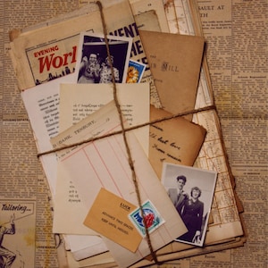 Paquete de más de doscientas páginas de libros antiguos y piezas de material efímero variado para álbumes de recortes, diarios basura y otros proyectos de manualidades en papel