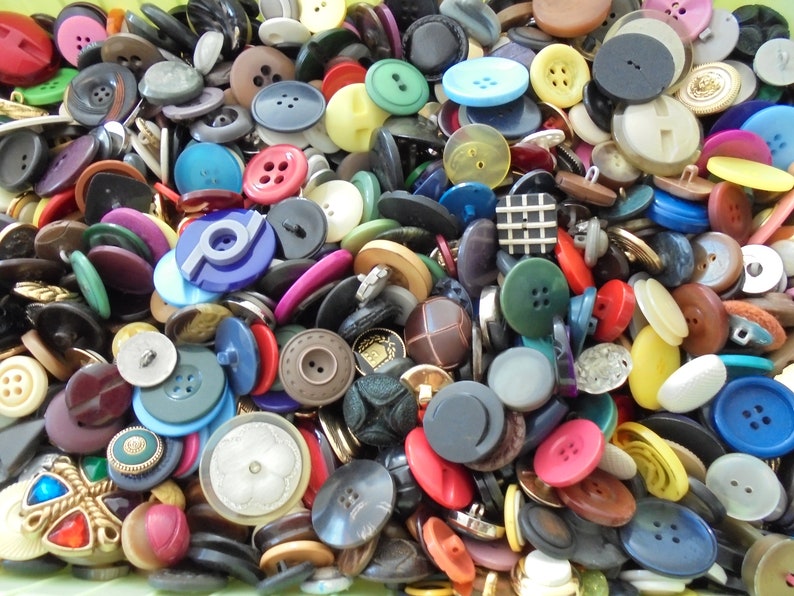 lot de 100 boutons anciens et nouveaux couture , loisirs créatifs image 1