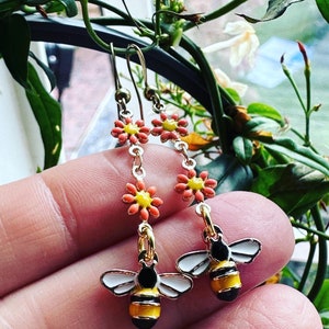 Daisy bee earrings