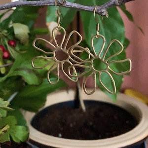 Daisy flower shaped earrings brass wire