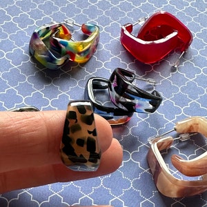 Chunky quadratische Acrylcreolen. Leopard print, Rot, Mehrfarbig, Beige.