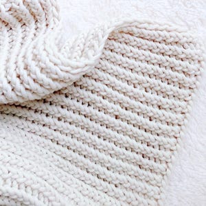 Modello per coperta lavorata a maglia per neonati in filato spesso, modello facile per principianti
