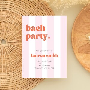 Może przedstawiać: Różowo-biała karta zaproszenia z napisem "bach party" w koralowym kolorze. Karta zawiera również imię i nazwisko "lauren smith", szczegóły wydarzenia i numer telefonu RSVP. Karta jest umieszczona na tkanej powierzchni.