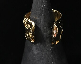 Anello con finto diamante strutturato in oro