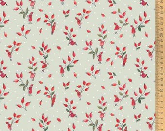Könnte beinhalten: Stoff mit einem sich wiederholenden Muster aus roten Beeren, grünen Blättern und kleinen Figuren in roten Outfits auf hellgrünem Hintergrund mit weißen Punkten. Ein Holzlineal ist auf der rechten Seite zu sehen.