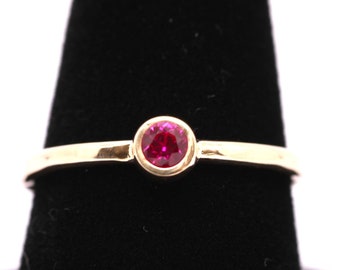 Bague délicate en or 14 carats et rubis : bague à empiler avec pierres de naissance de juillet