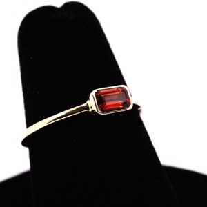 14k Gold Granat Ring: Januar Geburtsstein im Smaragdschliff