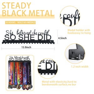 Puede incluir: Portamedallas de metal negro con 20 ganchos, con capacidad para 60 medallas. El portamedallas tiene el texto "She believed she could so she did". El portamedallas mide 40,4 cm de ancho y 11,4 cm de alto.