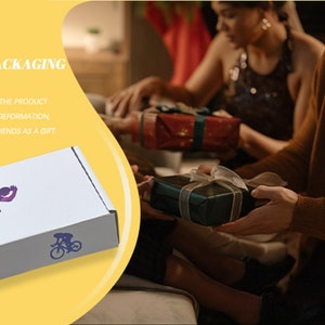 Puede incluir: Una caja blanca con gr&aacute;ficos coloridos de un corredor, un ciclista y un jugador de baloncesto. La caja tiene el texto "GIFT PACKAGING" y "PREVENT THE PRODUCT BENDING DEFORMATION, GIVEN TO FRIENDS AS A GIFT."
