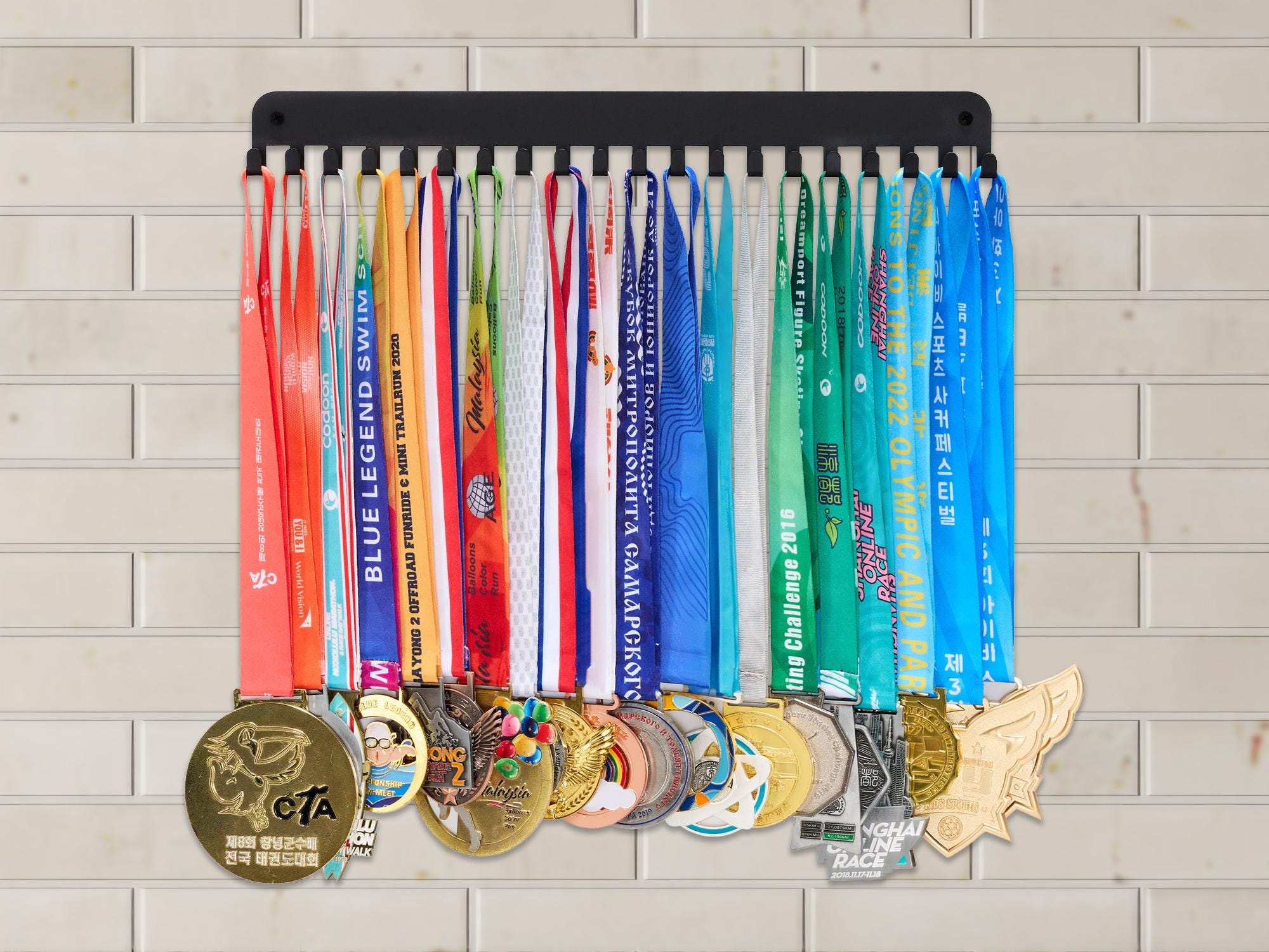 Espositore Da Parete Per Medaglie In Acciaio Inox - Motivo Judo Femminile - Capacità 20-30 Medaglie