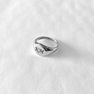 Anel com ano gravado, anel personalizado, anel inicial, gravação de data, anel inicial, número da sorte. Anel com letra, anel mindinho, design feito à mão