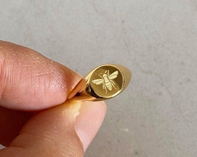 Bee Ring, Image signet Pinky ring, Manchester Bee Ring, Gold Pinky, Personalized Customized Ring, Engraved Bee, Handmade Design, Round SeaL