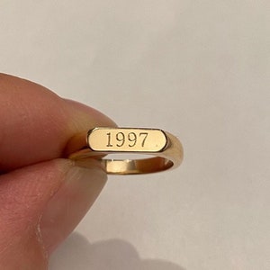Anillo grabado con año, fecha y número, anillo personalizado, anillo con inicial, regalo, anillo con monograma inicial, anillo con letra, anillo para el meñique, diseño hecho a mano