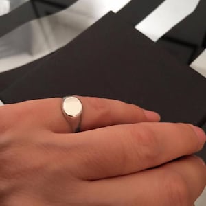 シルバー シグネット リング、女性用リング、男性用リング、イニシャル リング、彼女/彼へのギフト、レター リング、シルバー ピンキー リング、シルバー エングレービング リング、シルバー リング