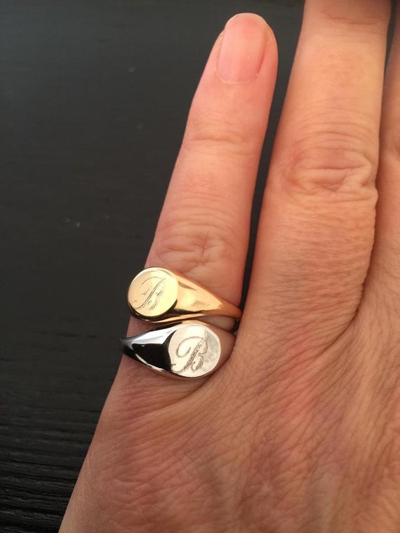 Anello Signetta Personalizzato In Acciaio Inox - Inciso Laser Con Iniziale O Monogramma - Regalo Perfetto Per Lui E Lei (Include Regolatori Di Taglia)