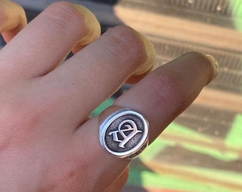 Anillo de sello gótico con inicial en plata de ley personalizado, con relieve.