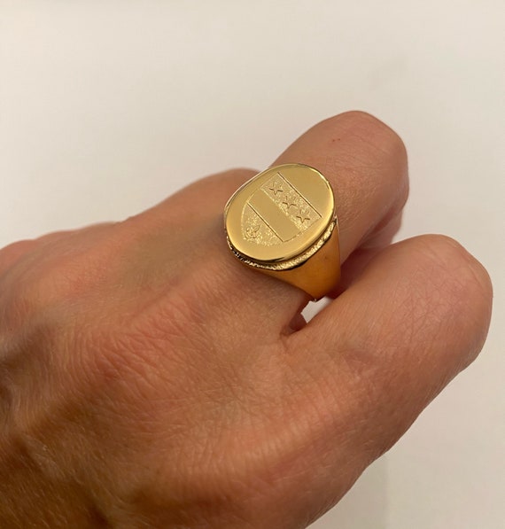 BOUDOIR VINTAGE | Finely carved antique French family crest signet ring in  18k gold. Now available in my shop. Dm for info ✨✨🤍🤍 | Instagram