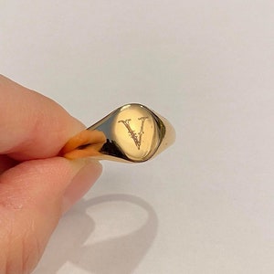 Anel V, Anel de Vitória, Anel de Sinete Pinky, Anel feminino, Anel masculino, Anel inicial, Presente para ela/ele, Anel de carta, Anel mindinho, Anel gravado em ouro