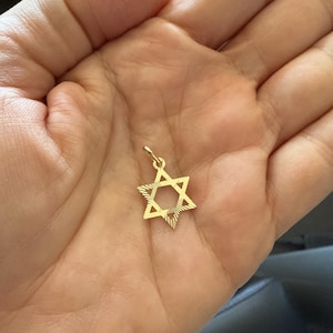 ダビデの星、14K ゴールドの星ペンダント、優美なダビデの星チャームペンダント、イエローゴールドの Magen David、イスラエルのユダヤ人ジュエリー、ユダヤ教の品々。