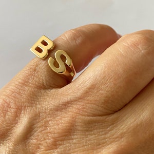 Anel mindinho, anel com 2 iniciais, anéis personalizados feitos à mão, anel unissex, anel aberto de ouro, anel personalizado com declaração, anéis com letras personalizadas