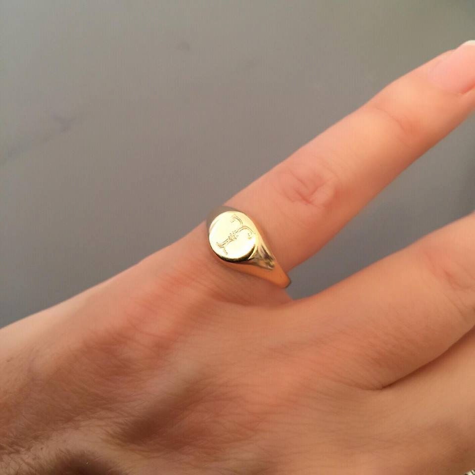 Louis Vuitton Monogram Signet Ring Gold Metal. Size M