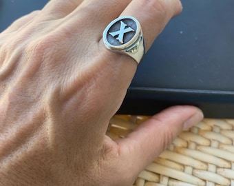 Anillo de sello de plata de ley con inicial gótica y monograma personalizado
