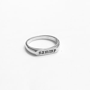 Bague prénom personnalisée en argent, bague lettre gothique, bague délicate gravée personnalisée, bijoux police anglaise ancienne