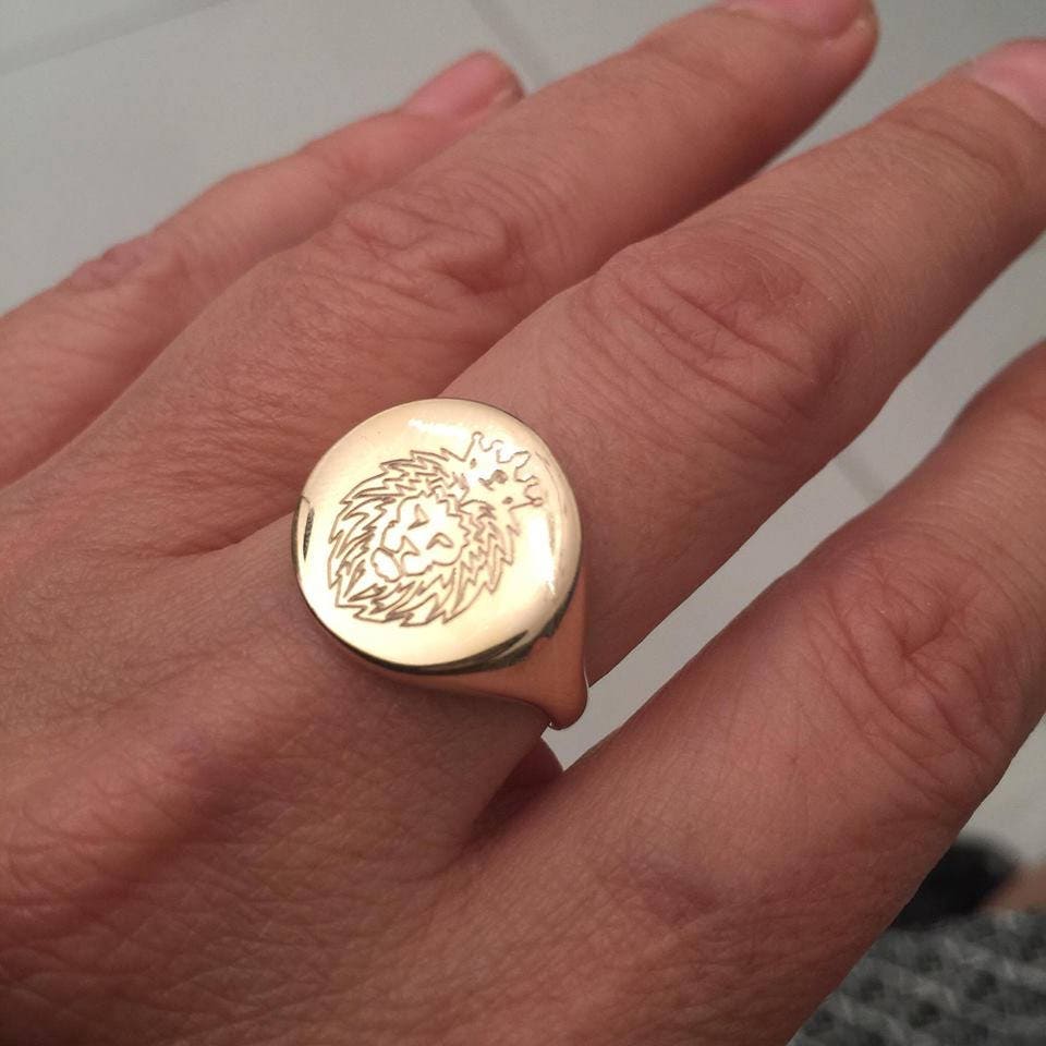 Lion engraved ring deals