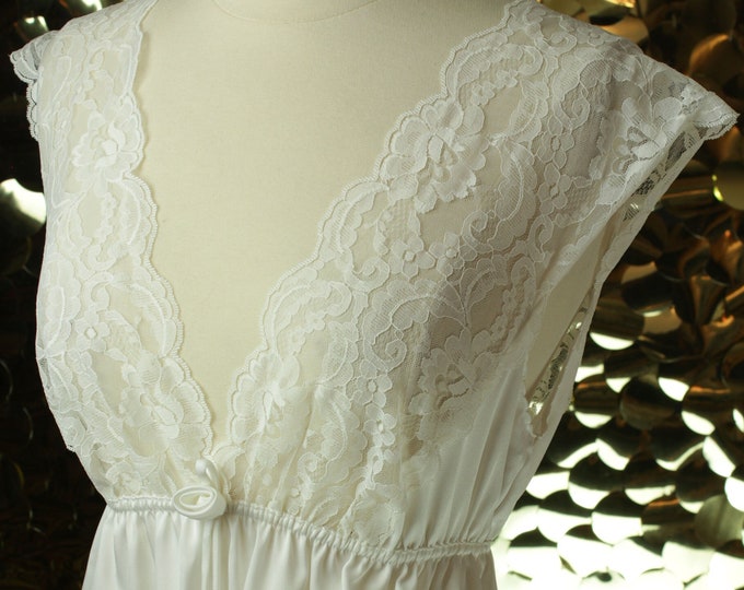 White Val Mode Lace Maxi Nightgown