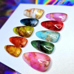 Gemstones Marble Press-on Nails | Zodiac Crystal-inspired details and luxe sparkle