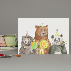 Verjaardag beren! Deze kleine stam viert iemands verjaardag! Feestmutsen zijn klaar! Wat zit er in de doos? Panda, bruin en zonnebeer