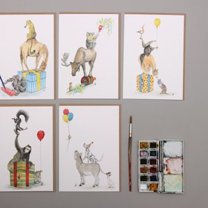 Pack pile anniversaire. Tout un tas de cartes d'anniversaire amusantes sur le thème des animaux. Unique, drôle, mignon : quel régal. Orignal / paresseux / âne / singe