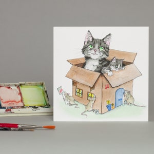 Gato en una caja, Gatos blancos y negros en su lugar favorito; una caja de cartón. Para amantes de los gatos, mudanzas o nuevo hogar.