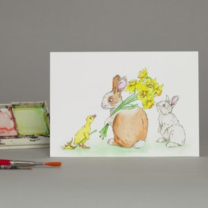 Niedliche Oster Hase und Entlein Grußkarte, Narzisse Blumen. Frühlingszeit. Ostern