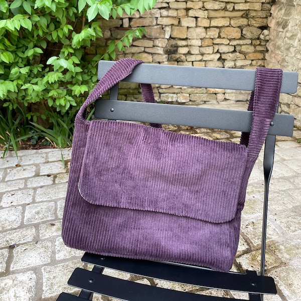 Sac besace en velours côtelé prune