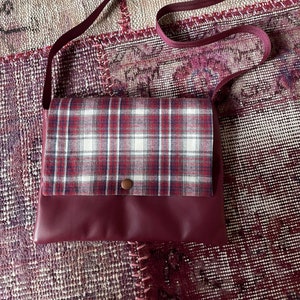 Sac besace à bandoulière en cuir bordeaux / violine