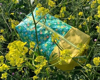 Grande trousse de toilette en toile enduite verte et jaune.