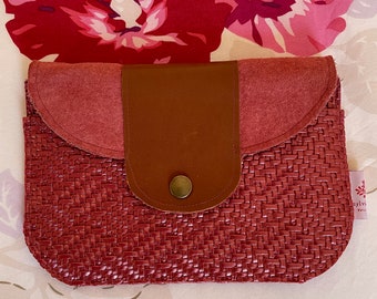 Pink leather pouch, nubuck and braided imitation.