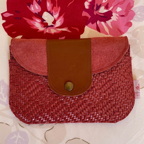 Pochette rose en cuir, nubuck et simili tressé.