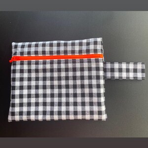 Pochette a quadretti bianchi e neri