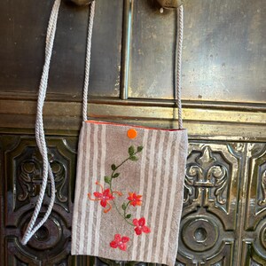 Pouch for phone or small documents, in linen, hand embroidered.